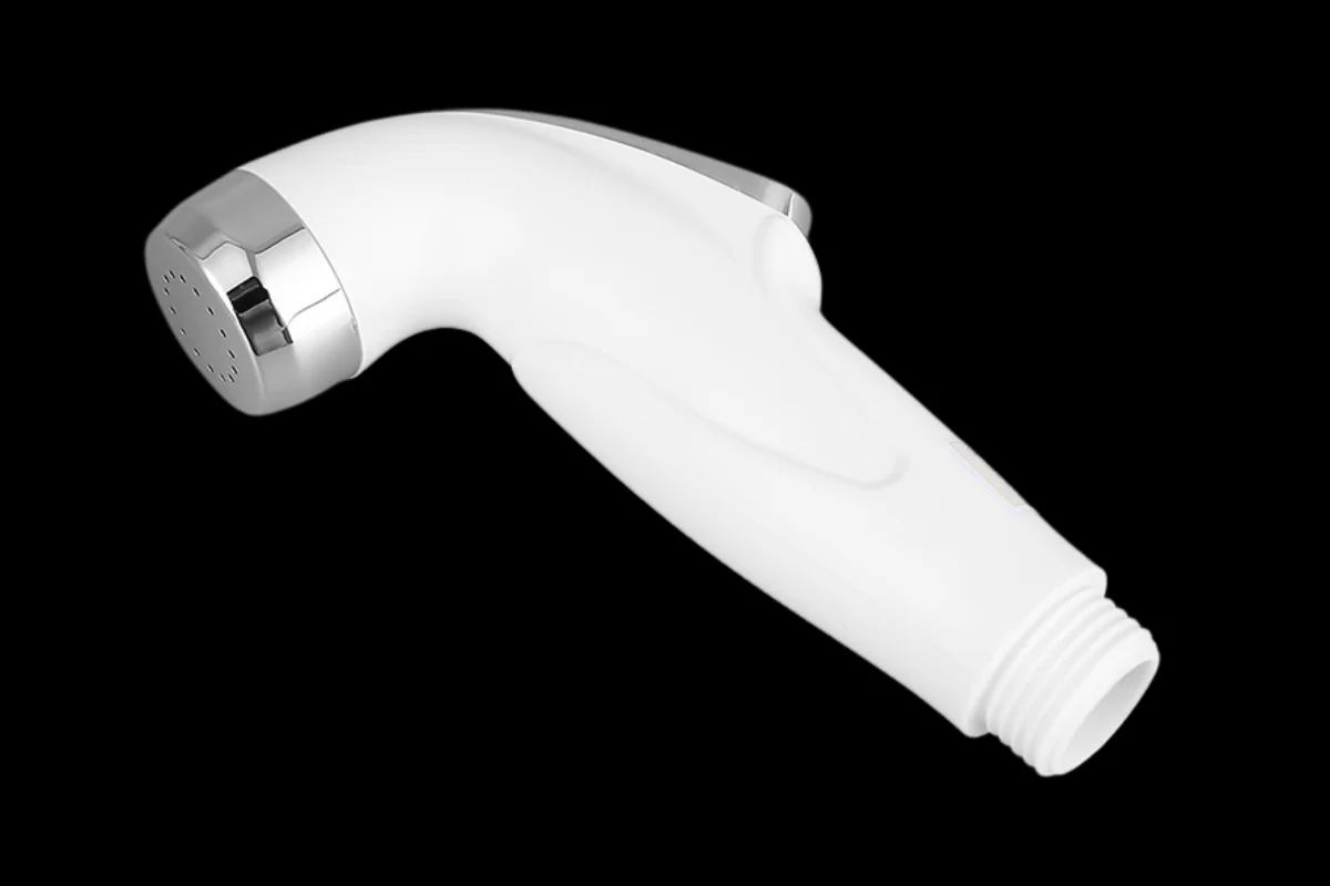 Ảnh vòi xịt đít có trong nhà tắm mọi gia đình. Minh hoạ cho việc bot dùng để thụt rửa.